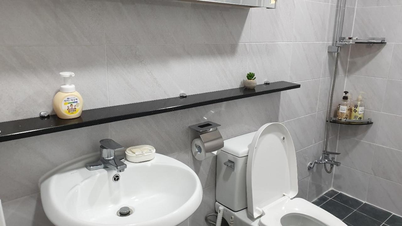 Hongdae Zoe Three Room House Seoul Bagian luar foto